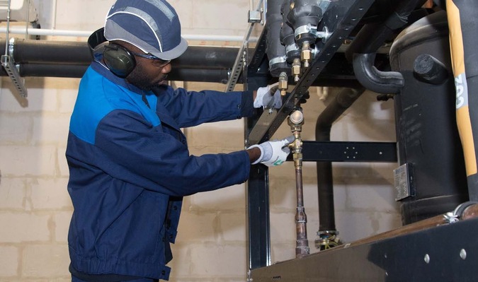 technicien frigoriste installe équipement sous pression