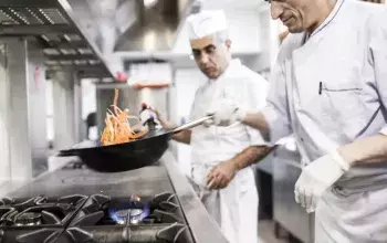 Cuisinier avec une poêle
